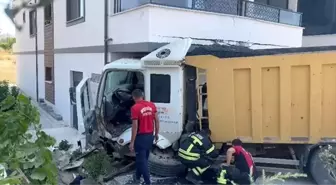 Mersin'de Hafriyat Kamyonu Apartman Balkonuna Çarptı
