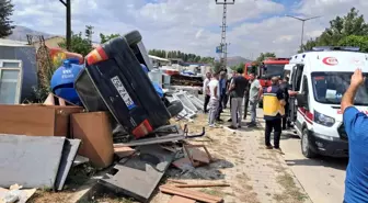Muş'ta Kontrolden Çıkan Otomobil Hurda Dükkanına Daldı: 2 Yaralı