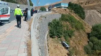 Bitlis'te Otomobil 10 Metreden Düştü: 1'i Ağır 2 Yaralı