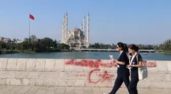 Adana'daki 16 Asırlık Taşköprü Kirleniyor