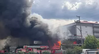 Akçaabat'ta AVM'de Yangın Kontrol Altına Alınamıyor