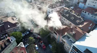 Üsküdar'da Çatı Yangını: İki Bina Tehlike Altında