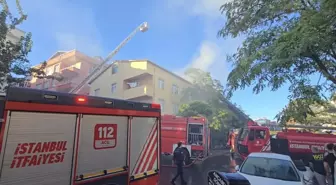 Üsküdar'da Çatı Yangını: İki Bina Alev Alev Aldı