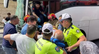 Esenyurt'ta Yolcu Otobüsü Kamyona Çarptı: Şoför Sıkıştı