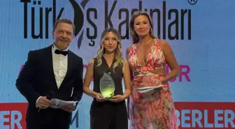 5. Türk İş Kadınları Plaket Töreni'nde Haberler.com Genel Yayın Yönetmeni Av. Bedia Teymur'a Ödül
