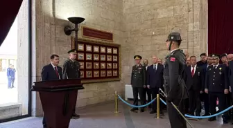 Ankara Valisi Vasip Şahin ve Gaziler Anıtkabir'i Ziyaret Etti