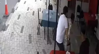 Tost Yerken Boğazına Sucuk Takılan Zihinsel Engelli Vatandaşa Kahvehane Sahibi Müdahale Etti