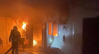 Hatay'da Şantiyedeki Yangında Konteynerler Kullanılamaz Hale Geldi