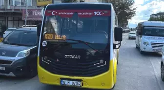 Bursa'da Yol Kenarında Park Halindeki Araçtan İnen Adam Minibüsün Çarpmasıyla Ağır Yaralandı