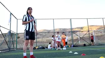 Elazığlı Kadın Futbolcu Yağmur Bor'un Futbol Tutkusu