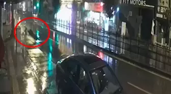 Yağmurda Kaygan Yolda Devrilen Motosikletin Sürücüsü Yaralandı