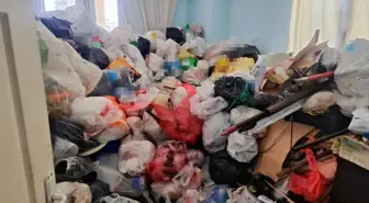 Adana'da bir evden iki kamyon çöp çıkarıldı