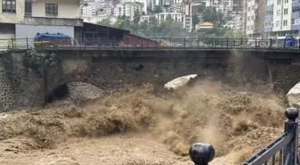 Tarihi Köprü Sel Sularına Kapıldı