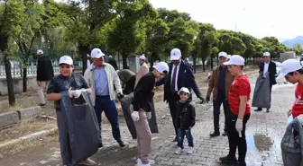 Oltu'da Öğrenciler Dünya Temizlik Günü'nde Sokakları Temizledi