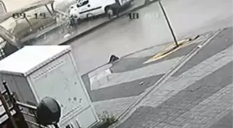 Trabzon'da El Freni Unutulan Araç Otobüs Durağına Çarptı