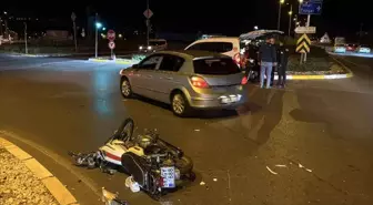 Sivas'ta Motosiklet ve Otomobil Çarpıştı, Sürücü Ağır Yaralandı