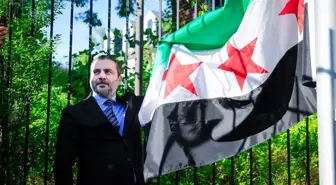 Suriye Bayrağı Washington'daki Büyükelçilikte Gönderde