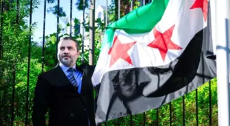 Suriye bayrağı, Washington Büyükelçiliğinde göndere çekildi