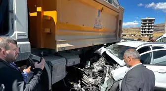 Bitlis'te Kamyon ve Otomobil Çarpıştı: 3 Yaralı
