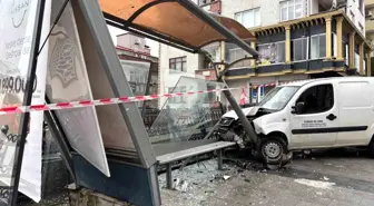 Kontrolden Çıkan Araç Otobüs Durağına Çarptı