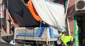 Üsküdar'da Kamyonet Ganyan Bayisine Girdi