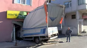 Üsküdar'da Freni Tutmayan Kamyonet İş Yerine Girdi
