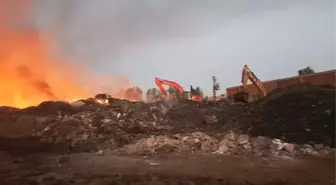 Adana'da Geri Dönüşüm Fabrikasında Yangın Sürekli Devam Ediyor