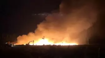 Adana'da Geri Dönüşüm Fabrikasında Yangın 14 Saatten Fazla Süreyle Devam Ediyor