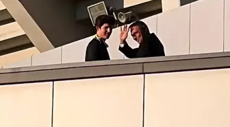Ali Koç, oğluyla birlikte stadyum dışında bekleyen taraftarları selamladı