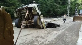 Artvin'de Heyelan Nedeniyle Kapanan Yolda Kamyon Göçüğe Düştü, Sürücü Yaralandı