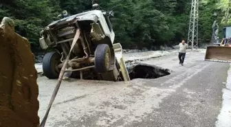 Artvin'de Heyelan Nedeniyle Kapanan Yolda Kamyon Göçüğe Düştü
