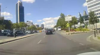 Ataşehir'de Motosikletli Sürücünün Tehlikeli Yolculuğu Kamerada
