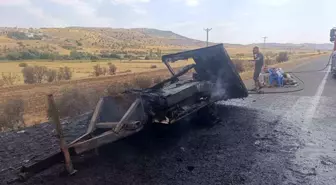 Batman'da Seyir Halindeki Kamyonetin Arkasındaki Karavan Yandı