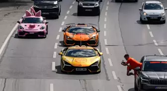 Milyonluk hiper araçlar İstanbul trafiğinde! Gören telefona sarıldı