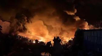 Antakya'da Hurdalıkta Çıkan Yangın Ağaçlara Sıçradı