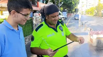 16 Yaşındaki Genç, Motosiklet Ehliyetini Aldıktan Sonra Trafik Polisiyle Sevincini Paylaştı