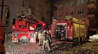 İstanbul'da 6 Katlı Binanın Çatısında Yangın Çıktı