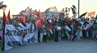 Kuşadası'nda Filistin İçin Sumud Filosu'na Destek Etkinliği