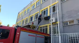 Turgutlu'da Mahsur Kalan Öğrenciler İtfaiye Tarafından Kurtarıldı