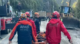 Rize'de Çöken Yoldan Diyabet Hastaları İple Tahliye Edildi