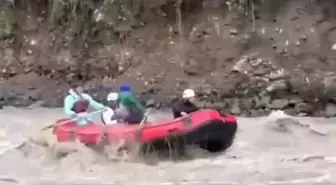 Fırtına Vadisi'nde Rafting Tutkunları Sele Rağmen Eğlenceden Vazgeçmiyor