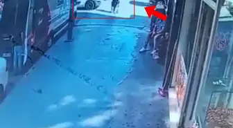 Servis minibüsünün anne ve oğlunun üzerinden geçtiği dehşet anları kamerada