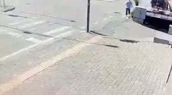 Bursa'da Kontrolsüz Otomobil Kuyumcu Dükkanına Girdi