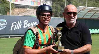 Harun Karateke, Yamaç Paraşütü Dünya Üçüncüsü Kupasını Alanyaspor'a Getirdi
