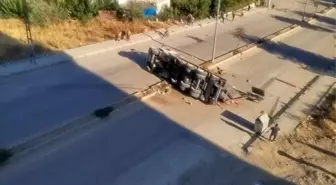 Elazığ'da Refüje Çarpan Tır Devrildi, Yaralı Yok