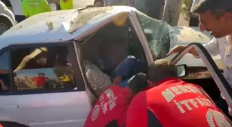 Mersin'de Otomobil Kaldırıma Çıkıp Ağaca Çarptı: 2 Yaralı