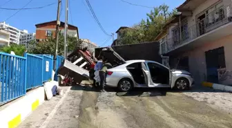 Pendik'te Freni Tutmayan Çekici, Park Halindeki Araçlara Çarptı