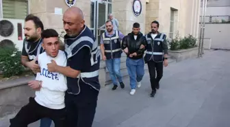 Bıçakla Gasbeden İki Genç Tutuklandı