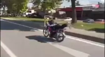 Motosikleti Yüzüstü Yatarak Kullanan Sürücü Trafiği Tehlikeye Soktu