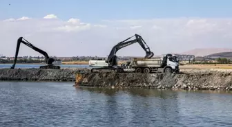 Van Gölü'nde Çamur Temizliği: 1 Milyon 970 Bin Metreküp Çıkarıldı